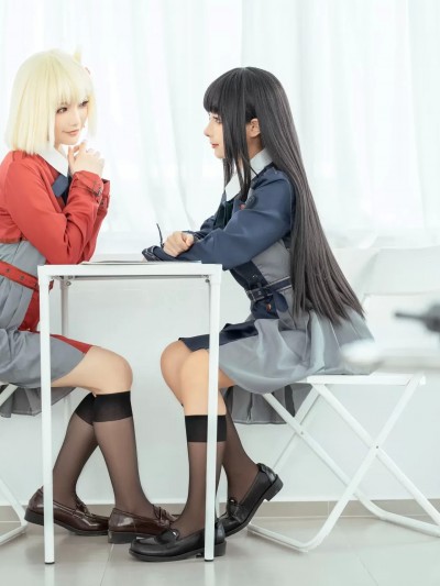 Chunmomo (蠢沫沫) and Taoliangazhai cosplay Chisato and Takina – Lycoris Recoil